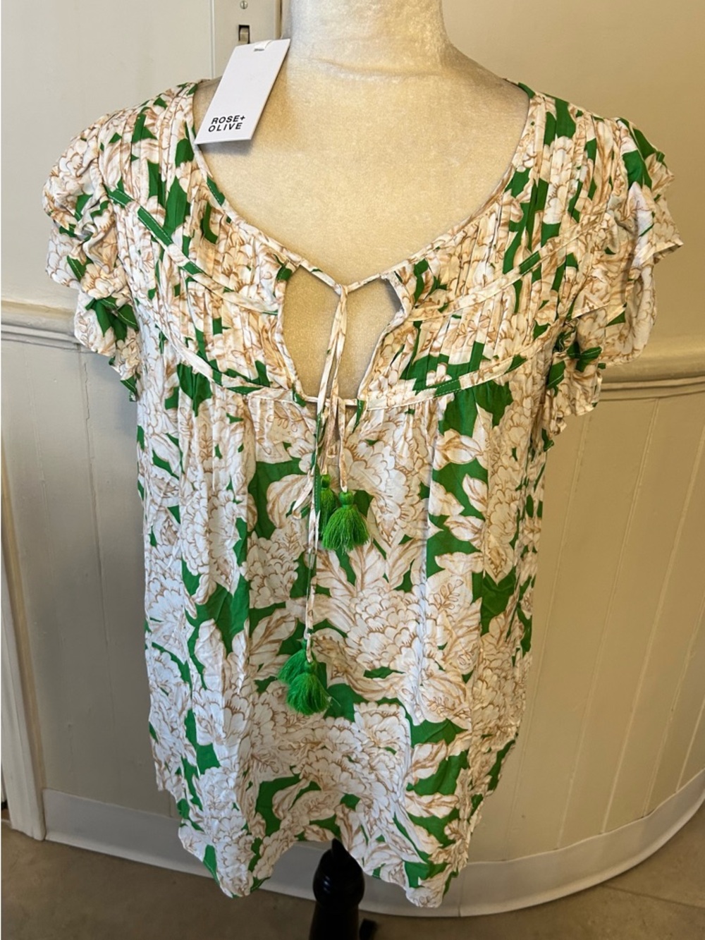 NWT Rose + Olive Flutter Sleeve V-Neck Floral Double Tassel Boho Style Top/Large